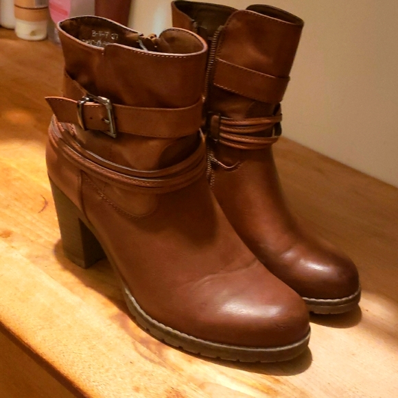 Brown boots - Picture 1 of 2
